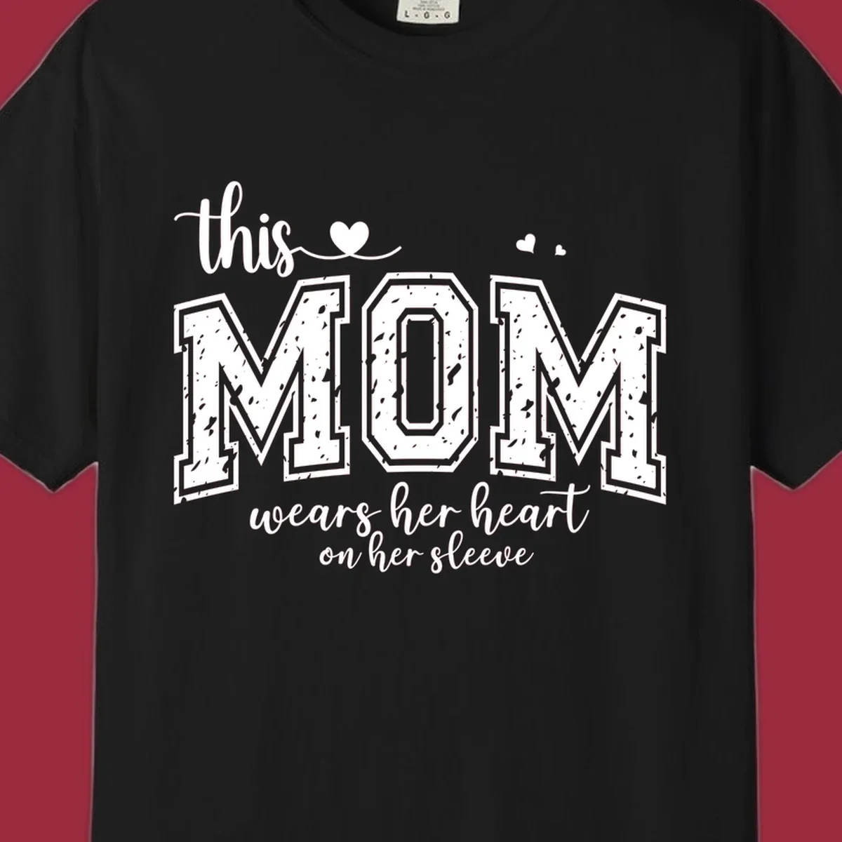 This mom wears her heart on her sleeve graphic with distressed text and heart icons.