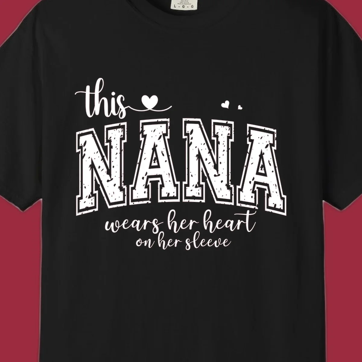 Text design for Nana that says 'this nana wears her heart on her sleeve' with heart accents.