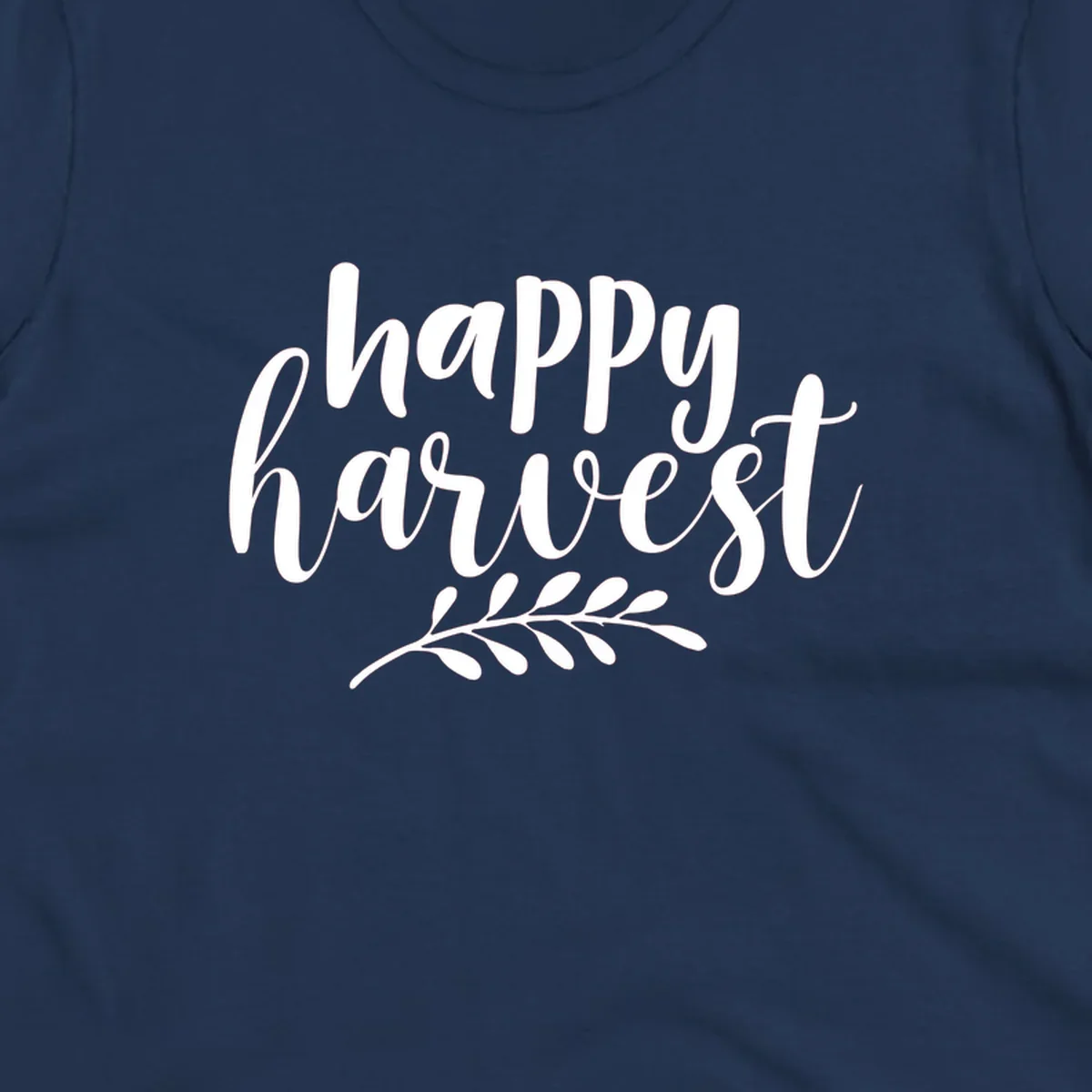 Happy harvest script text with a leaf sprig, suitable for fall and Thanksgiving.