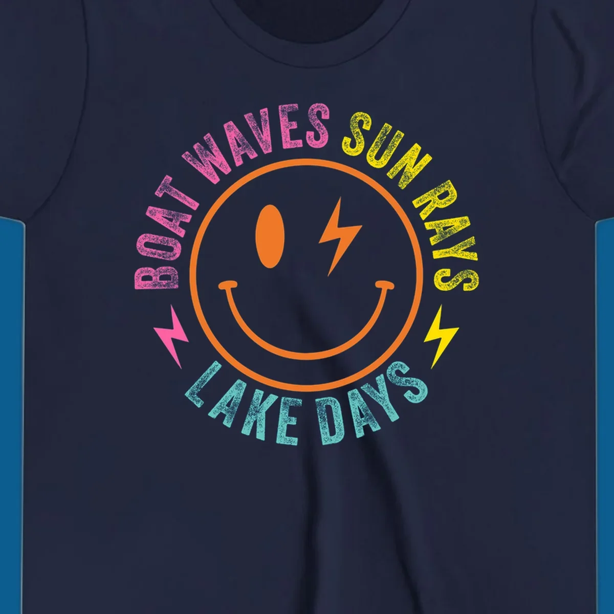 Smiley face with lightning bolt and text 'BOAT WAVES SUN RAYS LAKE DAYS' in a circle. Lake-life smiley.