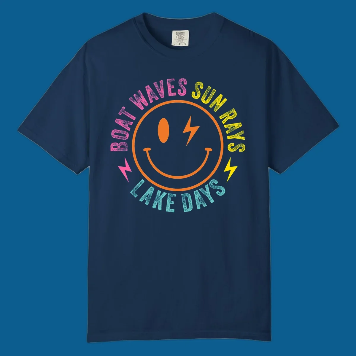 Smiley face with lightning bolt and text 'BOAT WAVES SUN RAYS LAKE DAYS' in a circle. Lake-life smiley.