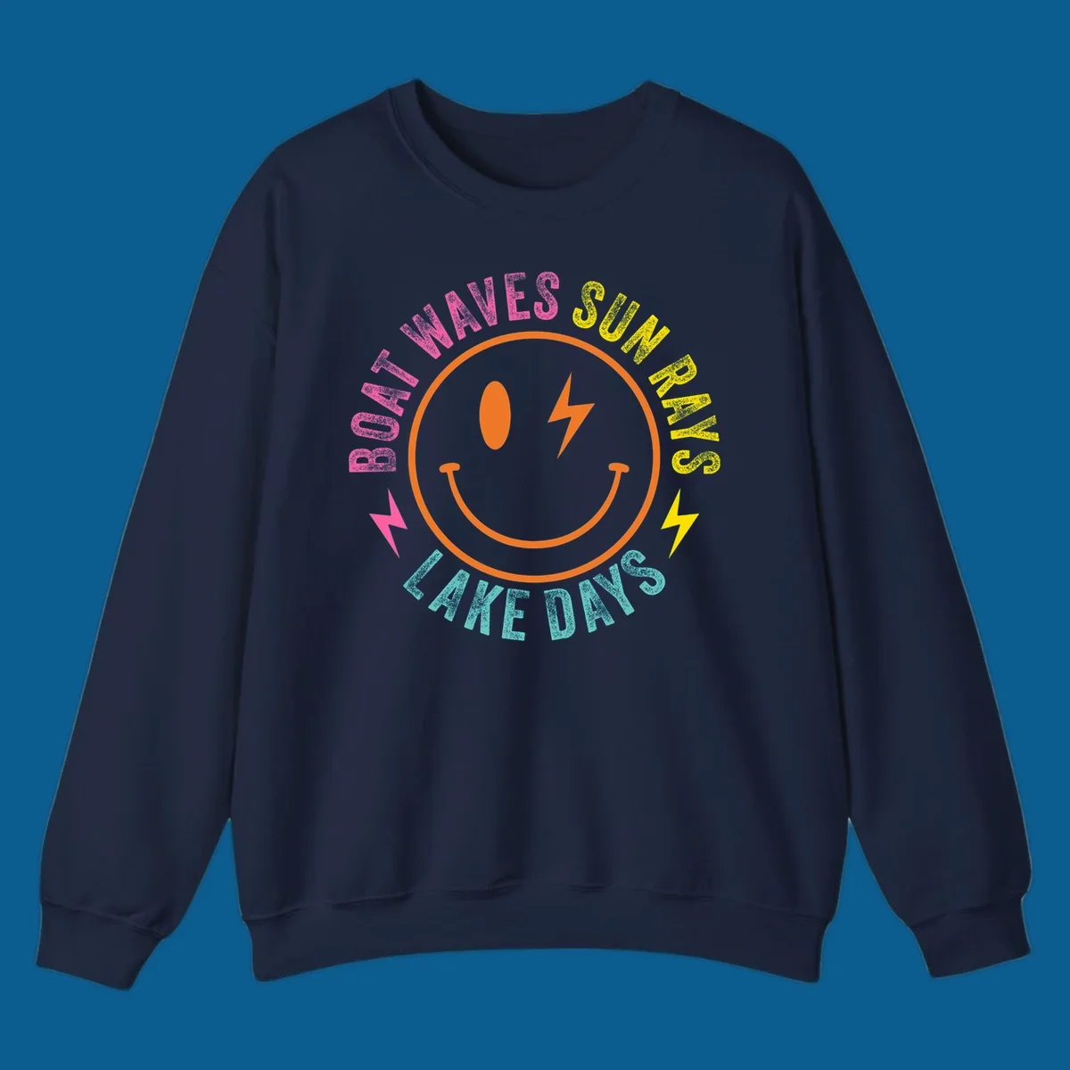 Smiley face with lightning bolt and text 'BOAT WAVES SUN RAYS LAKE DAYS' in a circle. Lake-life smiley.
