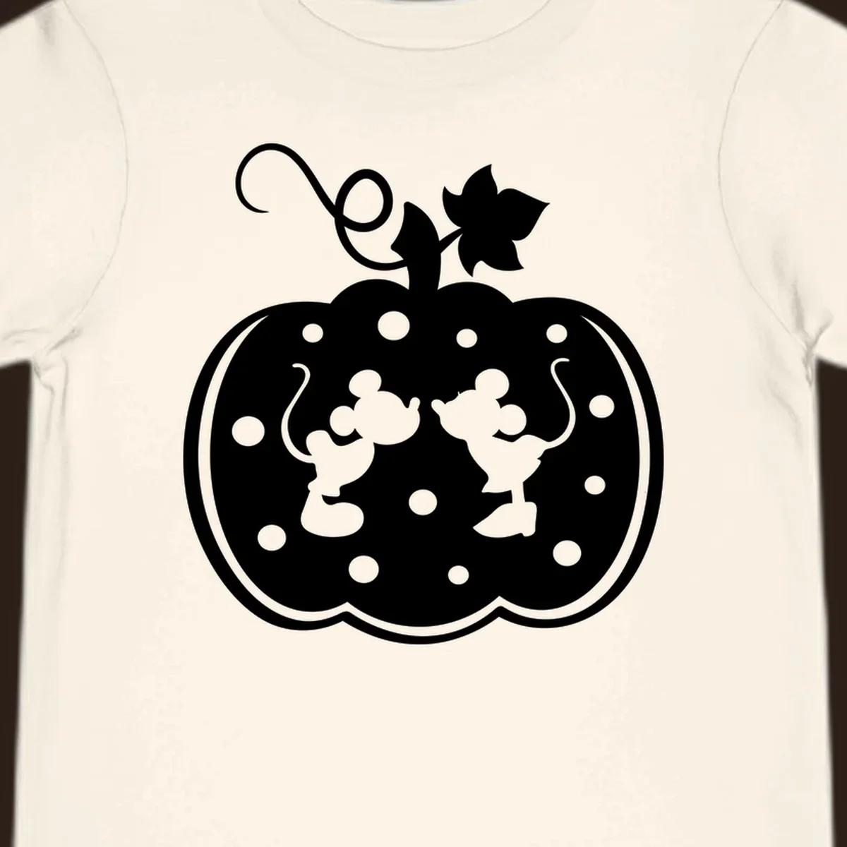 Mickey and Minnie Mouse kissing inside a pumpkin silhouette, with polka dots. Mickey-Minnie-pumpkin.