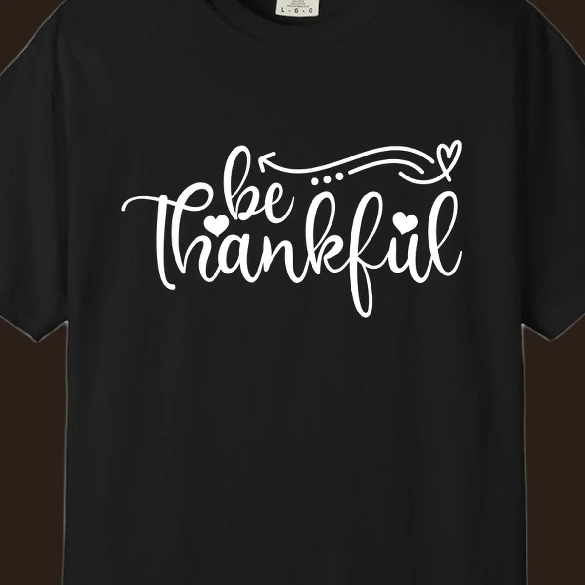 White script text 'be thankful' with hearts and decorative swirls for Thanksgiving.