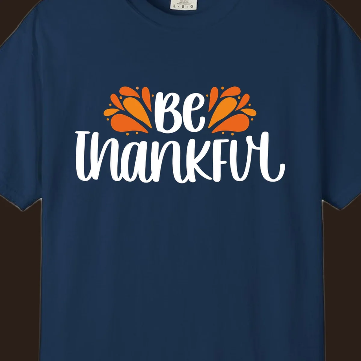 Be Thankful fall leaves typography design