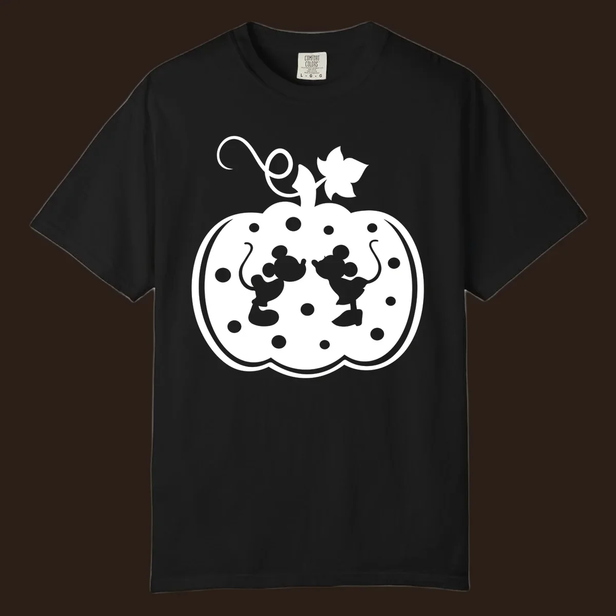 Mickey and Minnie Mouse kissing inside a pumpkin silhouette, with polka dots. Mickey-Minnie-pumpkin.