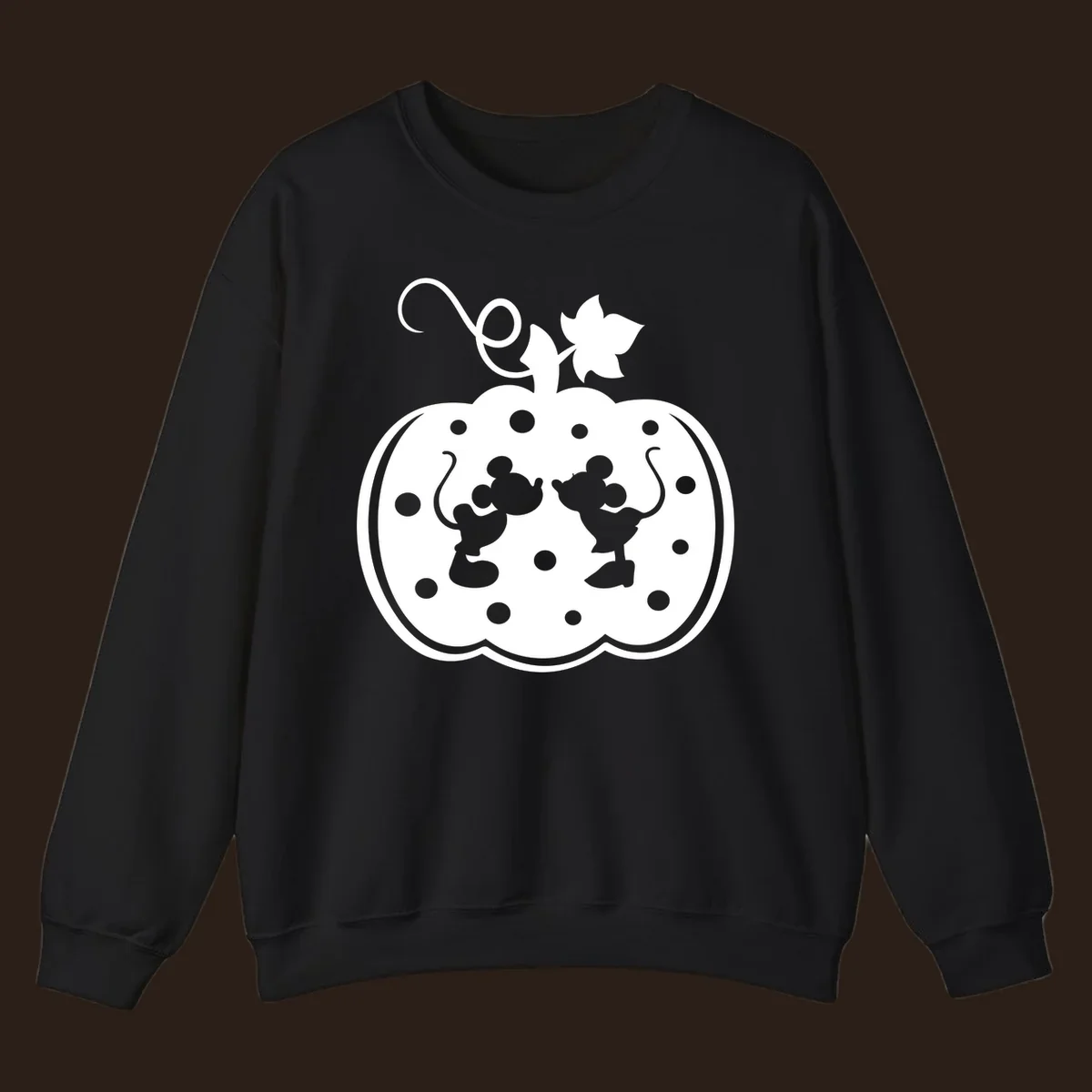 Mickey and Minnie Mouse kissing inside a pumpkin silhouette, with polka dots. Mickey-Minnie-pumpkin.